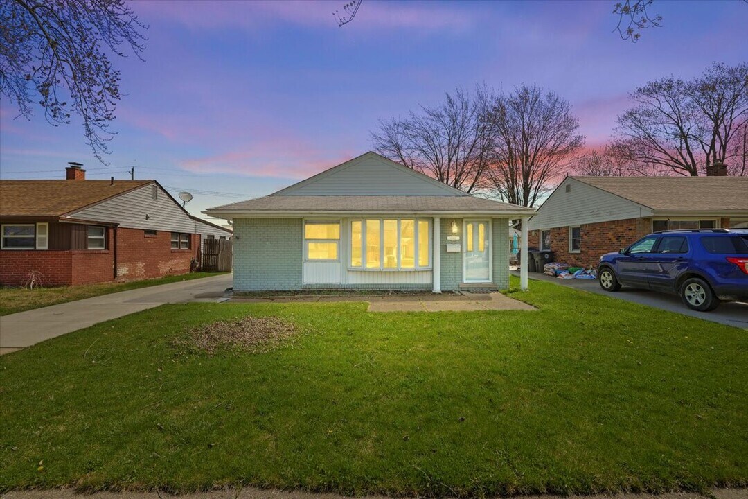 18627 Hinton St in Riverview, MI - Building Photo