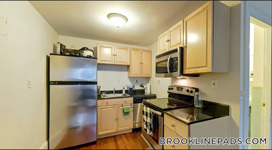 1069 Beacon St in Brookline, MA - Building Photo - Building Photo