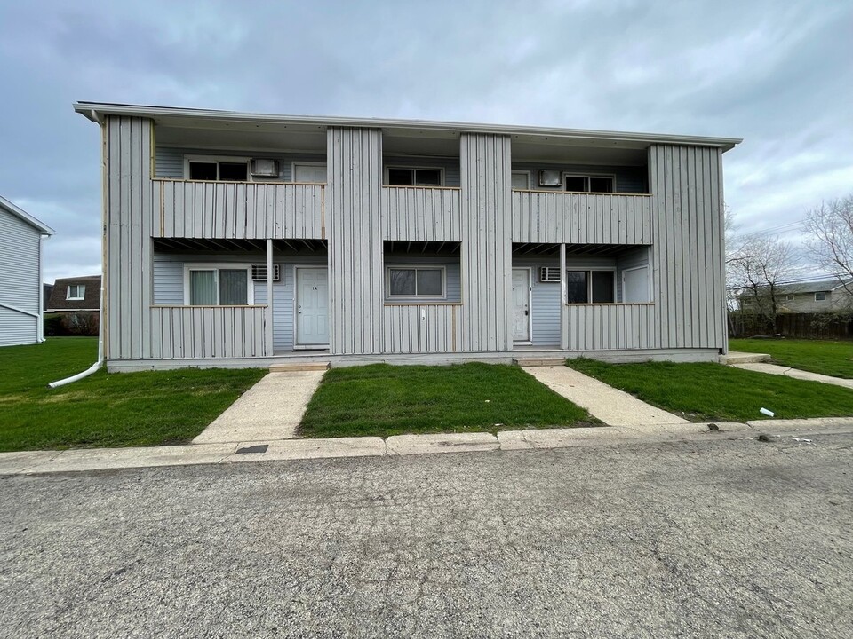 113 Harbor Dr in Oswego, IL - Building Photo