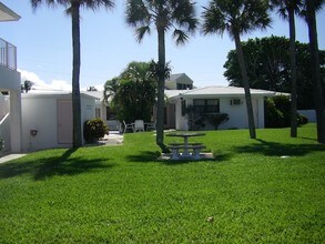 Pink Dolphin in Ocean Ridge, FL - Foto de edificio - Building Photo