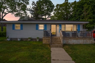 2245 Lakeshore Dr in Muskegon, MI - Building Photo - Building Photo
