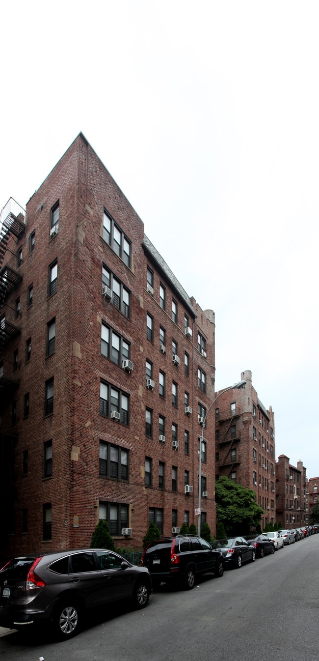 Savoy Gardens in Rego Park, NY - Building Photo - Building Photo