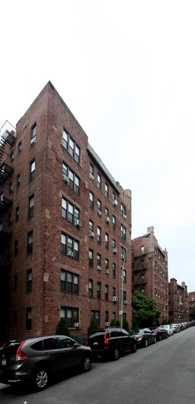 Savoy Gardens in Rego Park, NY - Foto de edificio - Building Photo