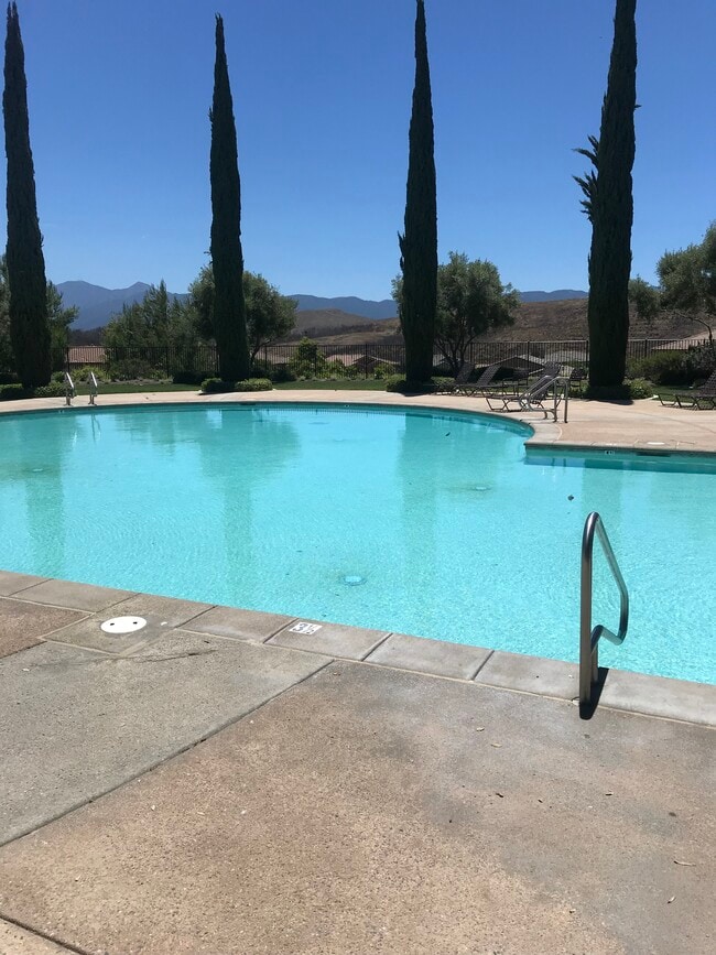 16868 Ridge Cliff Dr in Riverside, CA - Foto de edificio - Building Photo