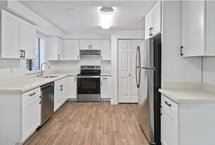 Hampton Court in Everett, WA - Building Photo