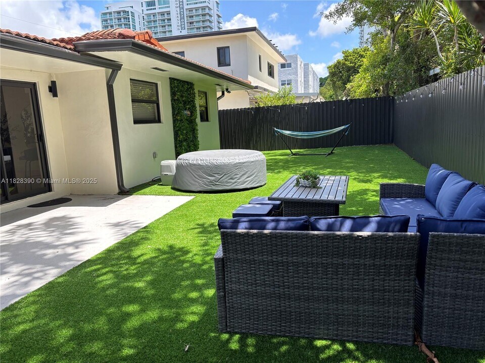 1023 NW 19th Ave in Miami, FL - Building Photo