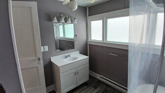 679 Ohio Ave, Unit 2 in Salem, OH - Building Photo