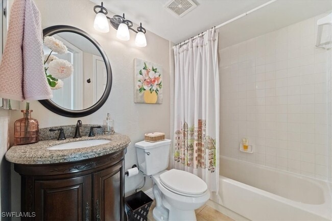 1375 Mainsail Dr in Naples, FL - Foto de edificio - Building Photo