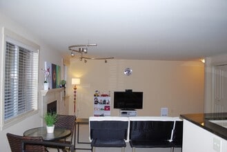 Spacious 2 Bed in Beautiful Complex! in Kirkland, WA - Building Photo - Building Photo