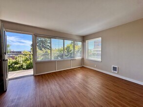Prime location for walkable living near shops and restaurants! in Seattle, WA - Building Photo - Interior Photo