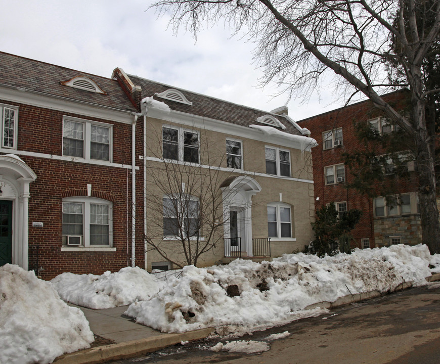 3933 Davis Pl NW in Washington, DC - Building Photo