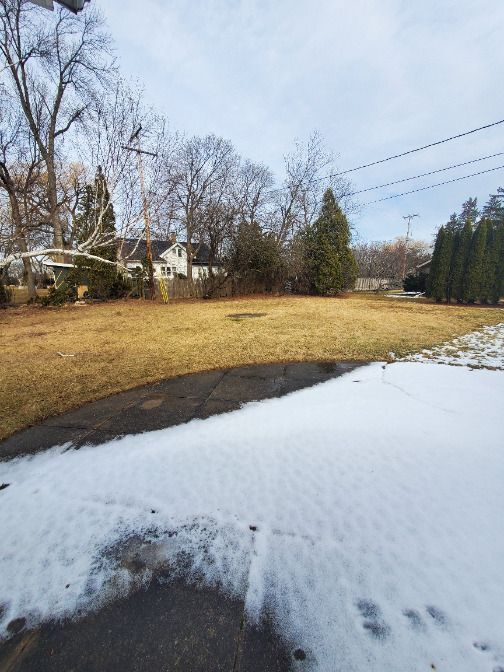 8862 N Malibu Dr in Bayside, WI - Foto de edificio
