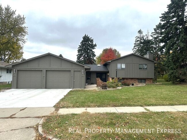 5 Bedroom 4 Bath Home Blending Luxury and in Sioux Falls, SD - Building Photo - Building Photo