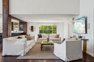 2411 Mount Olympus Dr in Los Angeles, CA - Foto de edificio - Building Photo