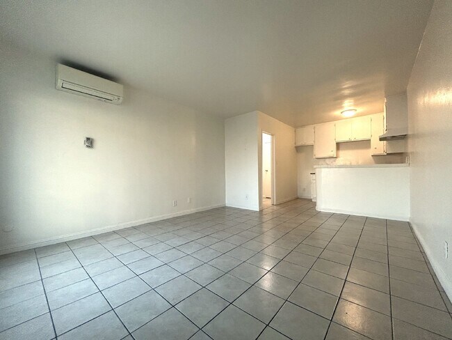 10208 S Inglewood Ave in Inglewood, CA - Building Photo - Building Photo