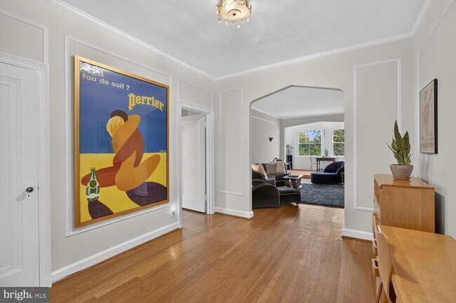 property at 2737 Devonshire Pl NW