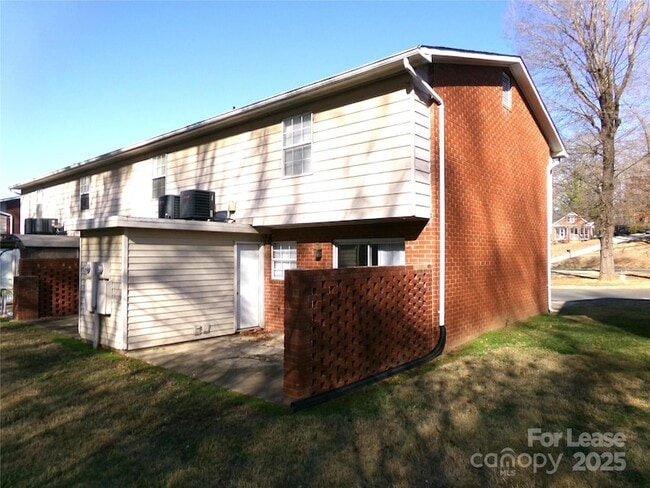 1351 N 6th St in Albemarle, NC - Foto de edificio - Building Photo