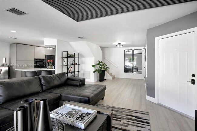 5326 SW 126th Ave in Miramar, FL - Foto de edificio - Building Photo