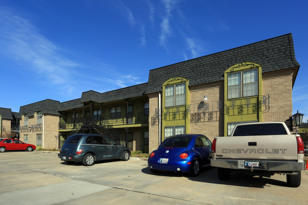 Versailles Apartments in Tulsa, OK - Building Photo