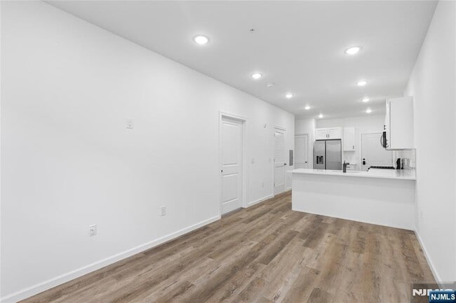 51 E Main St, Unit 210 in Bergenfield, NJ - Foto de edificio - Building Photo