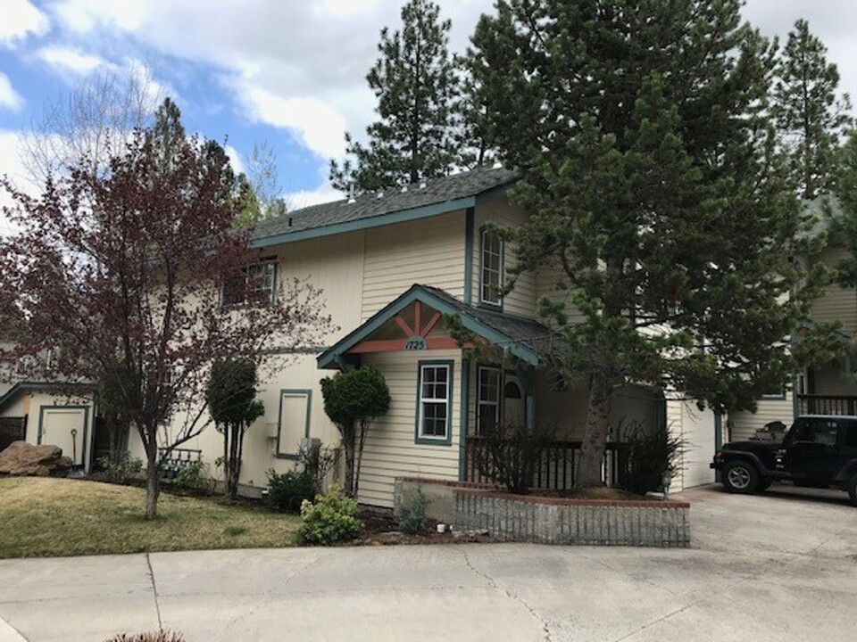 1737 SW Knoll Ave in Bend, OR - Building Photo