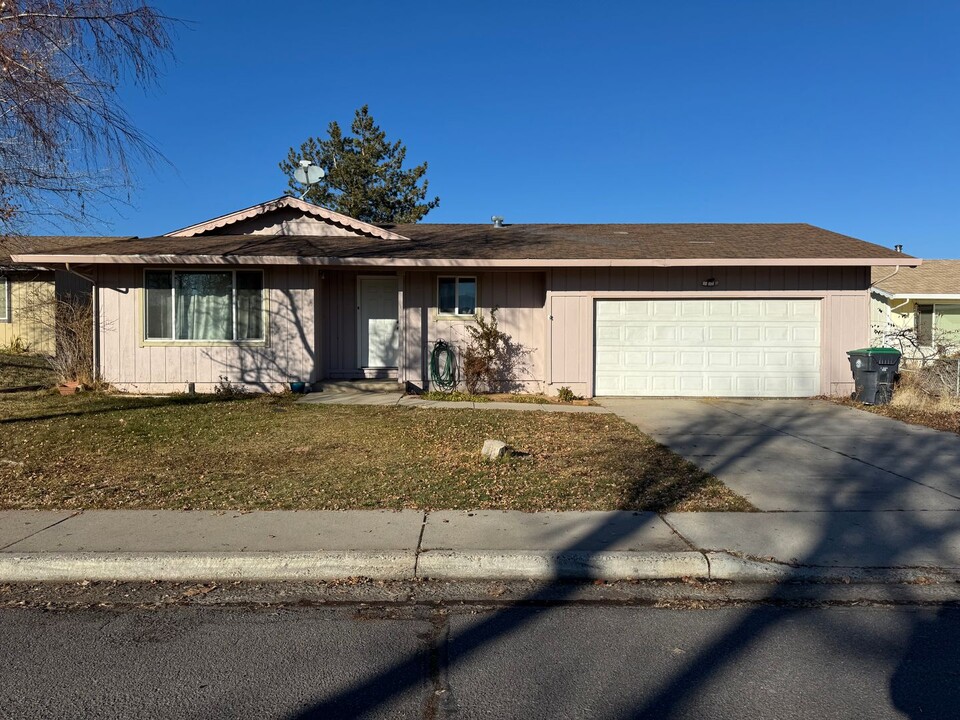 635 Ruth Way in Susanville, CA - Foto de edificio