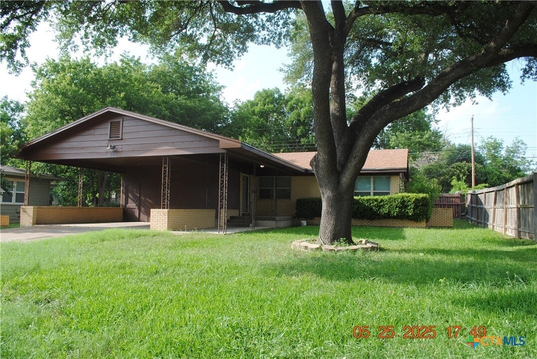 106 E Young Ave in Temple, TX - Building Photo