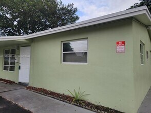 2504 NW 9th Ln in Wilton Manors, FL - Building Photo - Building Photo