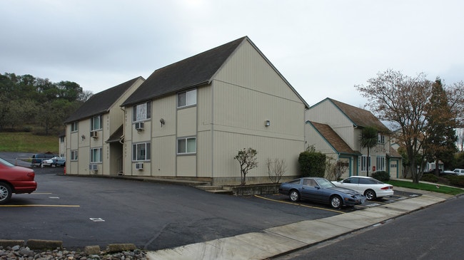 Atkinsonville Apartments in Roseburg, OR - Building Photo - Building Photo