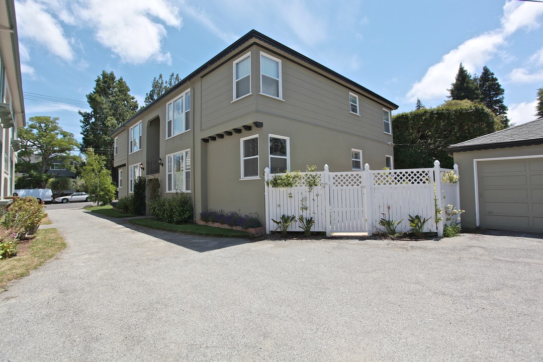 Hillsborough Apartments in San Mateo, CA - Building Photo