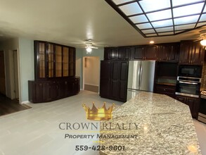 994 W Madalyn Ave in Tulare, CA - Building Photo - Building Photo