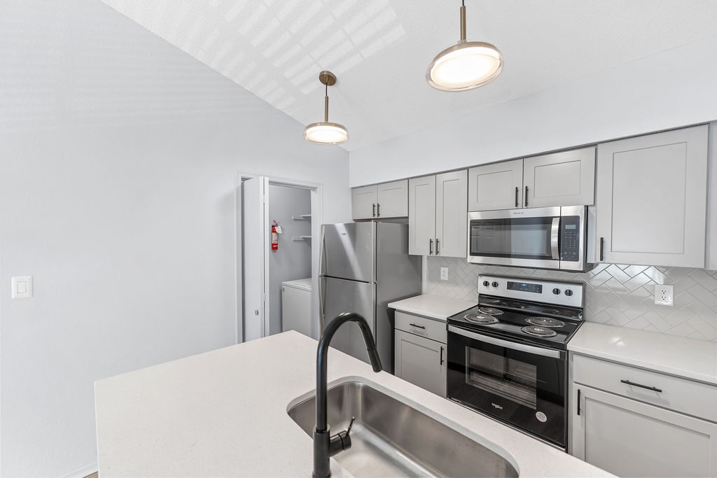 Silverwood Apartments in Mission, KS - Foto de edificio