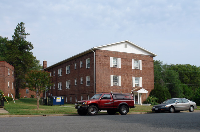 5700 Washington Blvd in Arlington, VA - Foto de edificio - Building Photo