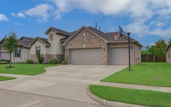 4603 Bay Vista Dr in Mont Belvieu, TX - Building Photo - Building Photo