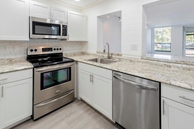 6301 N University Dr, Unit 119 in Tamarac, FL - Building Photo - Building Photo