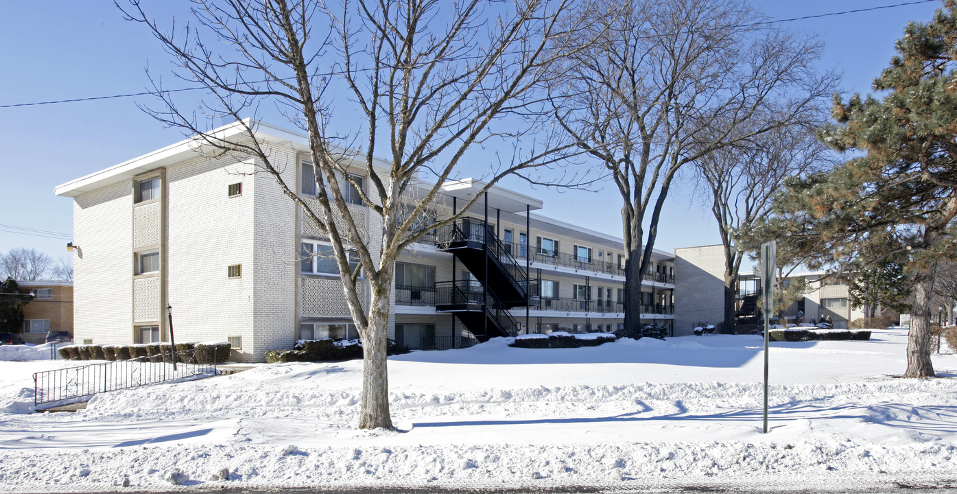 Prospect Gardens Condominiums in Mount Prospect, IL - Building Photo