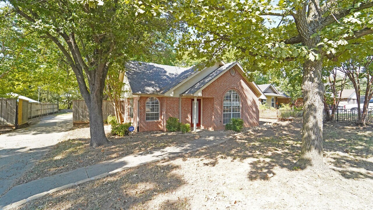 306 Cherry St in Weatherford, TX - Building Photo