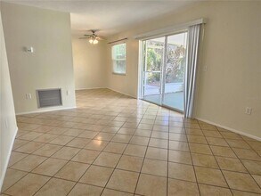 105 Base Ave E in Venice, FL - Foto de edificio - Building Photo