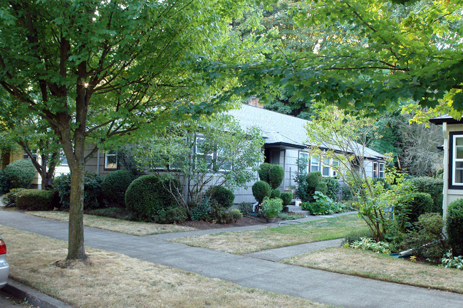 3338 SE Waverleigh Blvd in Portland, OR - Building Photo - Building Photo