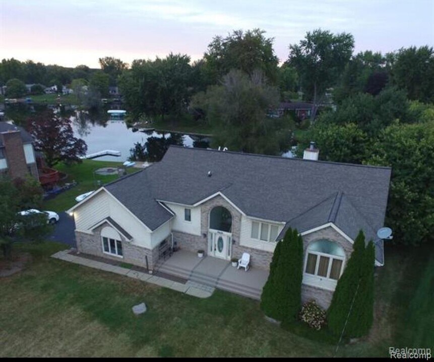 969 Bogie Lake Rd in White Lake, MI - Building Photo