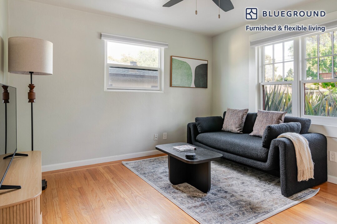 323 Hawthorne Ave in Palo Alto, CA - Building Photo
