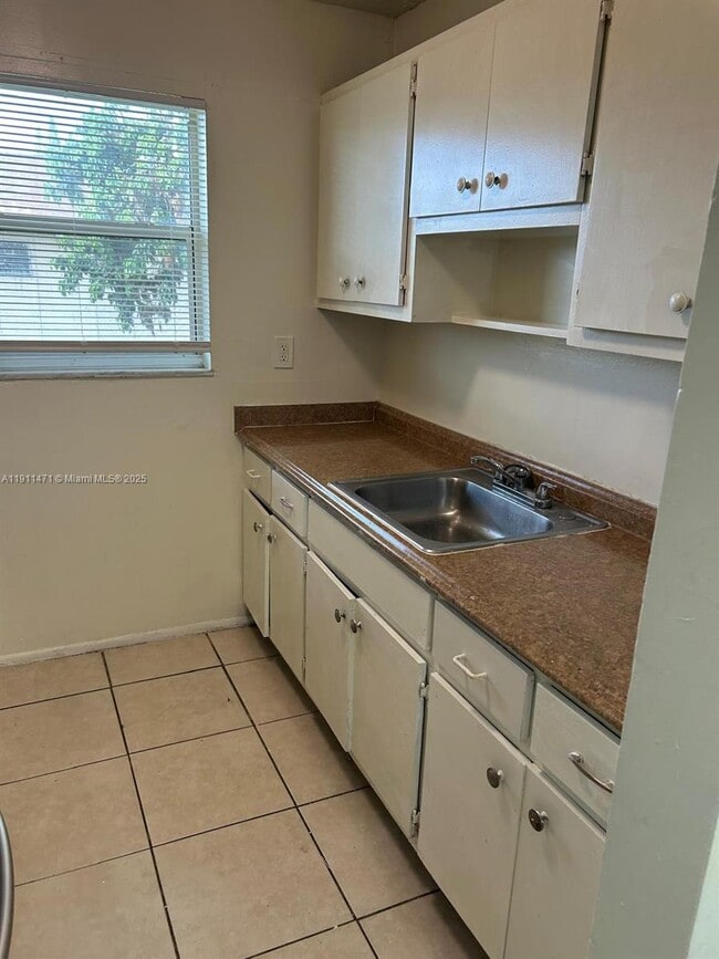 4780 NW 24th Ct in Lauderdale Lakes, FL - Building Photo - Building Photo