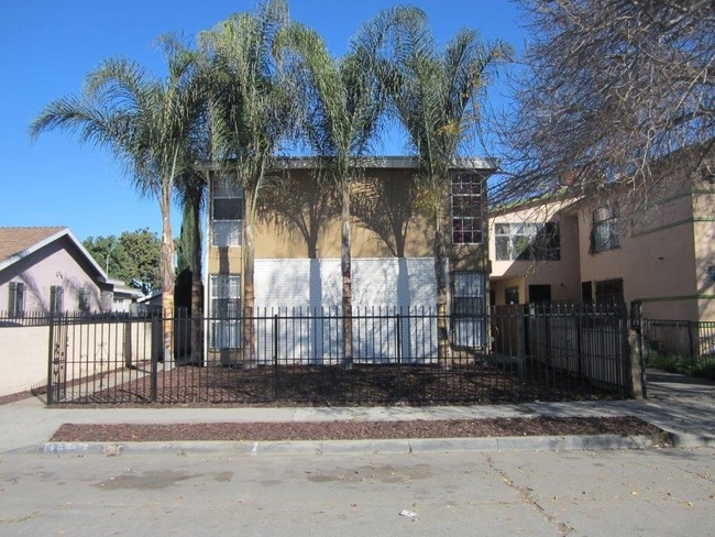 423 E 82nd St in Los Angeles, CA - Building Photo - Building Photo