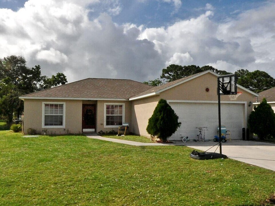2152 SW Best St in Port St. Lucie, FL - Foto de edificio