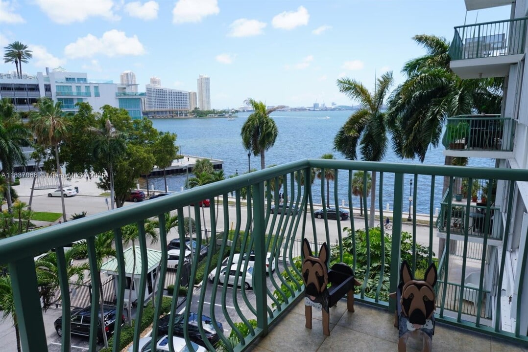 1408 Brickell Bay Dr in Miami, FL - Building Photo