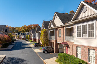 Millpond at Franklin Lakes in Franklin Lakes, NJ - Foto de edificio - Building Photo