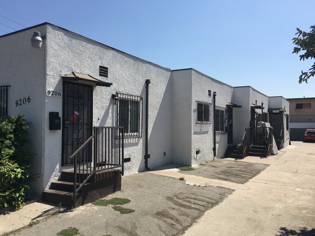 9206 S Hoover St in Los Angeles, CA - Building Photo - Building Photo