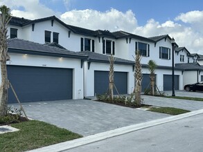 5033 Peacock Way in Dania Beach, FL - Building Photo - Building Photo