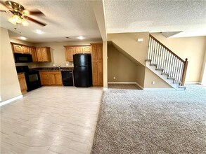 816 SW Peach Tree Ln in Blue Springs, MO - Building Photo - Building Photo