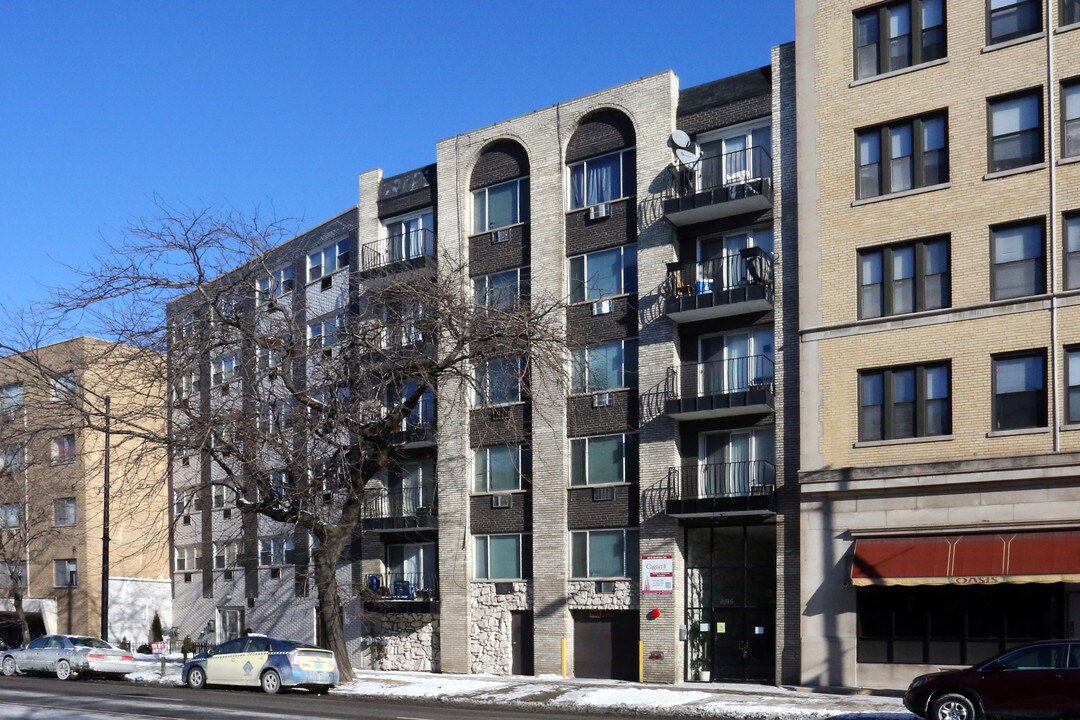 6815 N Sheridan Rd in Chicago, IL - Foto de edificio